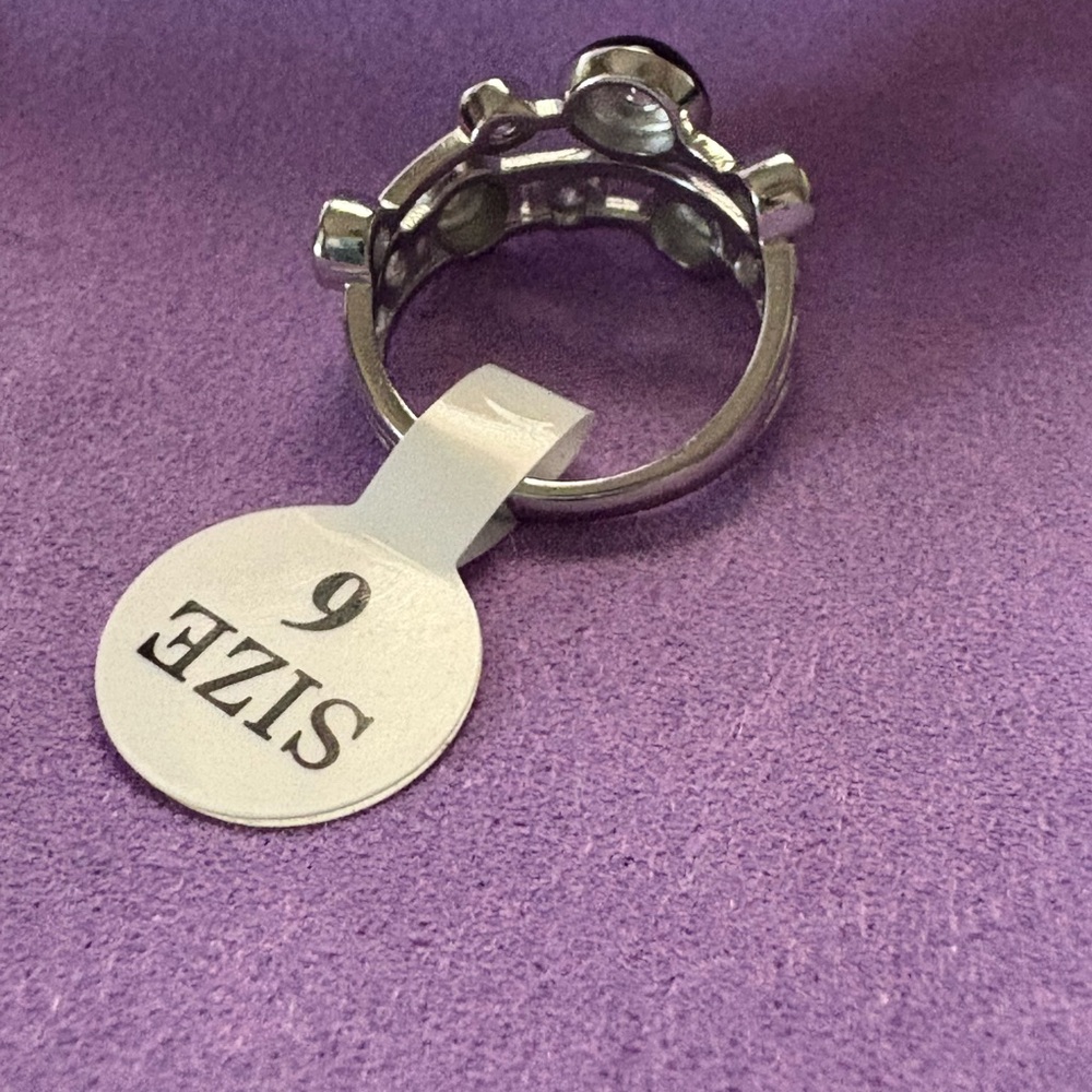 MELINDA MARIA
CLOUD 9 BLACK RING IN SILVER - Picture 5 of 6